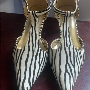 White point toe shoes with zebra black strips 8.5W